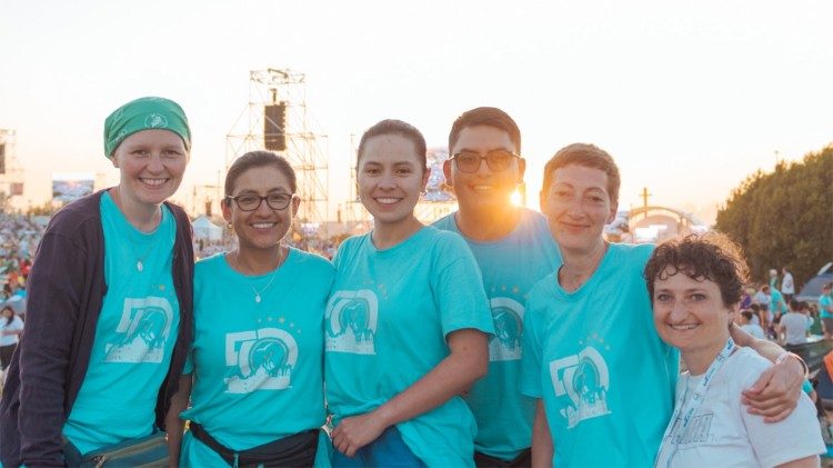 Irene Scifoni (a la derecha), junto a algunos misioneros y misioneras identes.