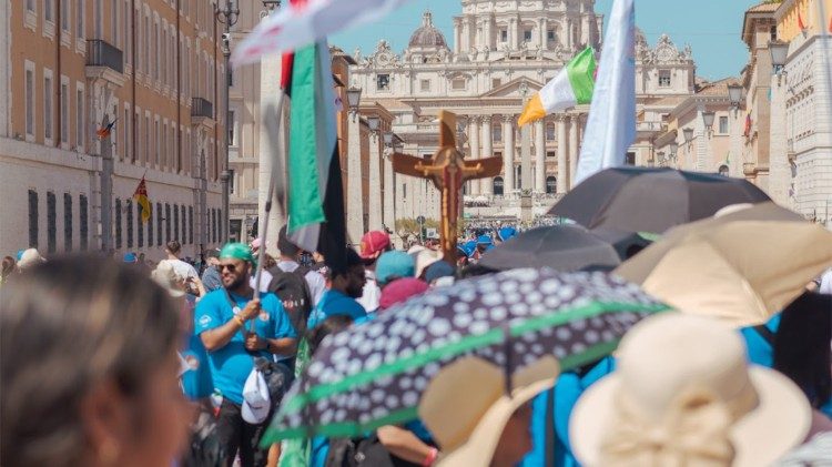 Jóvenes de Idente Youth en camino hacia la Puerta Santa de la basílica de San Pedro.