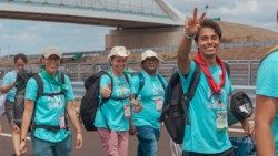 Um grupo de jovens da Idente Youth marchando em direção a Tor Vergata