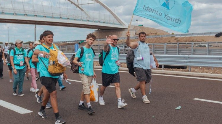 Ragazze e ragazzi di idente Youth in cammino verso Tor Vergata