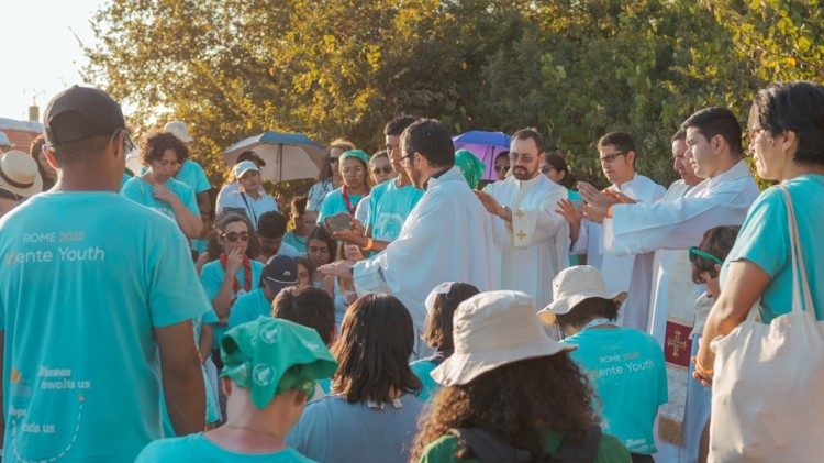 Un momento de la celebración eucarística del sábado 2 de agosto en la explanada de Tor Vergata, con los peregrinos identes y otros jóvenes y sacerdotes del Jubileo.