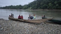 Sr. Giovanna Llerena und Gemeindemitarbeiter in Amazonien