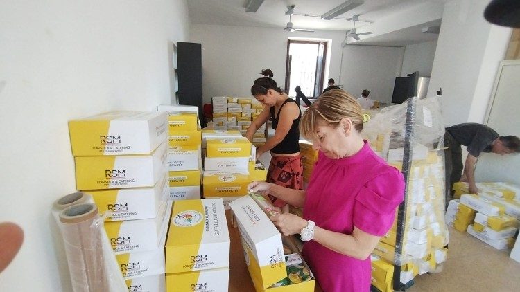 Voluntários na separação dos produtos para não ter desperdício