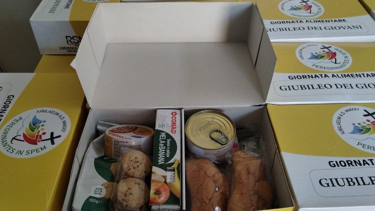 Voluntários na separação dos produtos para não ter desperdício