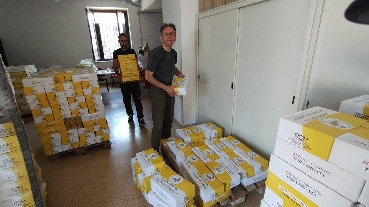 Voluntários na separação dos produtos para não ter desperdício