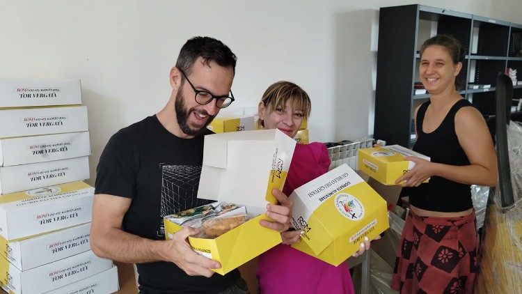 Voluntários na separação dos produtos para não ter desperdício