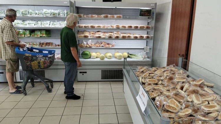 O empório ao receber os produtos alimentícios