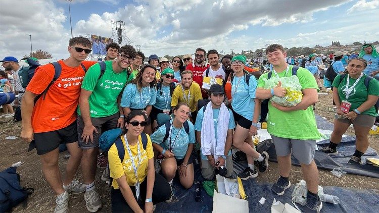 Em Tor Vergata, jovens vestem as camisetas "Acolher é já cuidar", após o serviço no poliambulatório da Caritas da diocese de Roma