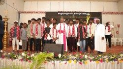 வேலூர் மறைமாவட்ட இளைஞர்கள் மற்றும் மறைமாவட்ட ஆயருடன் அருள்தந்தை ஜெயசீலன் 