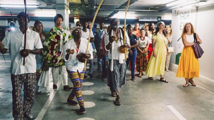 Cortejo do Coletivo Tributo aos Ancestrais ao Parque de Estacionamento em Lagos 