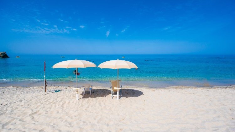 Plaża kojarzy się z letnim wypoczynkiem, ale jest też często miejscem innych wydarzeń