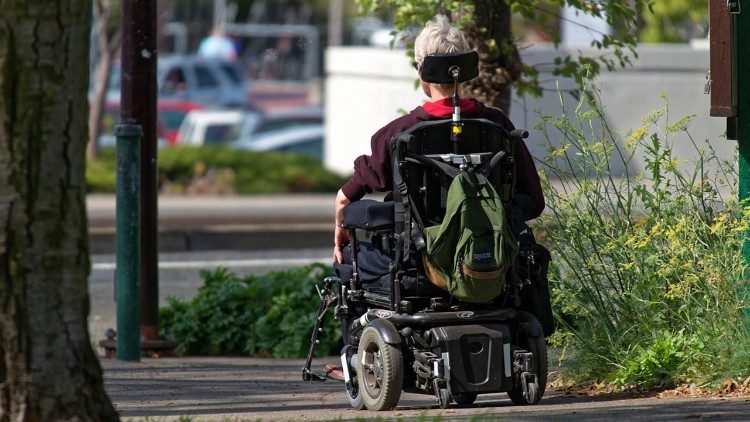 2025.08.08 Immagine di sedia a rotelle motorizzata, sedia a rotelle e anziano