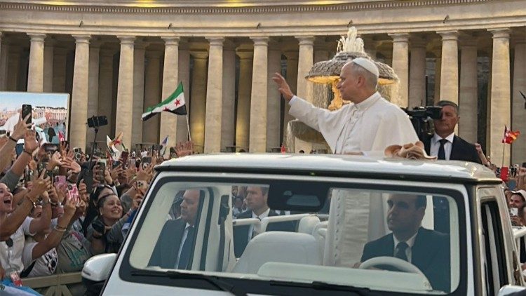 Leon XIV pozdrawiający uczestników Jubileuszu