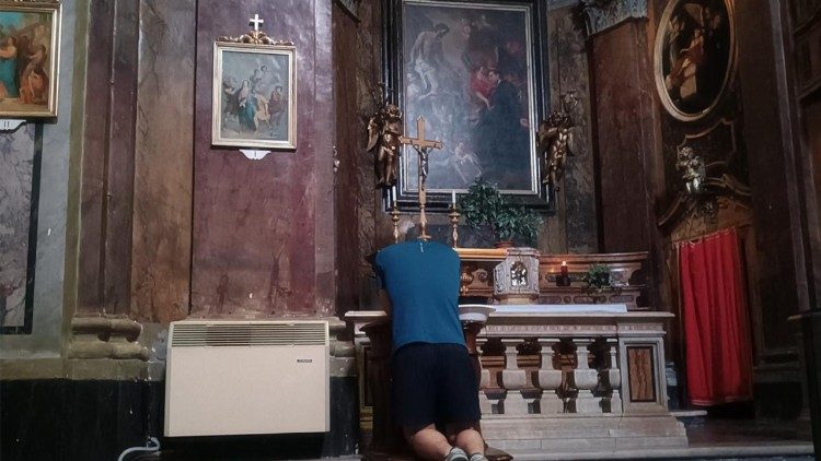 Etapa en Rieti, uno de los reclusos en oración