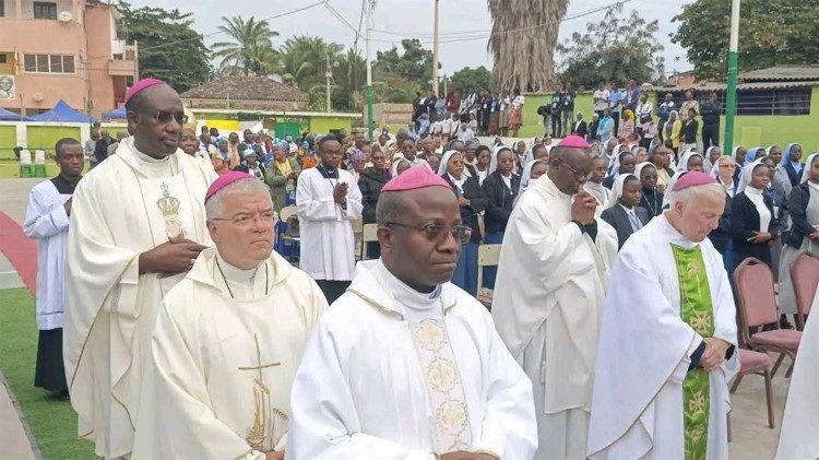 Bispos no encerramento do Jubileu da Diocese de Sumbe