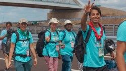 Peregrinos procedentes de México, Colombia y la India hacia Tor Vergata