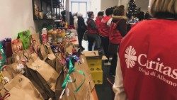 Die Verteilung der Weihnachtsgeschenke an die Gäste der Caritas Albano mit Bischof Viva (Archivfoto)