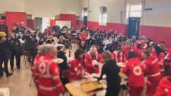 Distribution des cadeaux de Noël aux hôtes de Caritas Albano avec l'évêque Viva (photo d'archive).