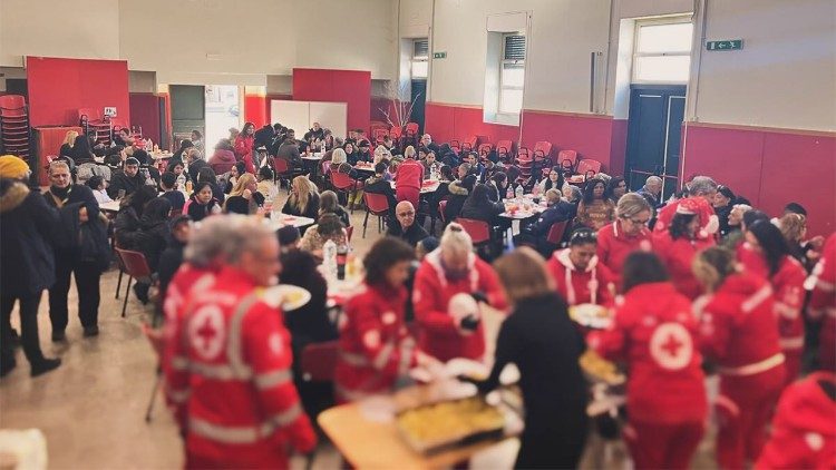 Distribution des cadeaux de Noël aux hôtes de Caritas Albano avec l'évêque Viva (photo d'archive).