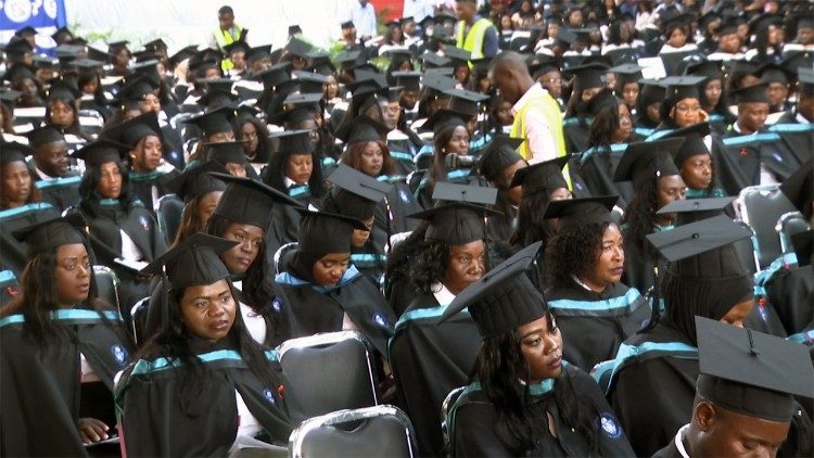 Os graduantes a quem é pedido para ter em conta os valores éticos. 