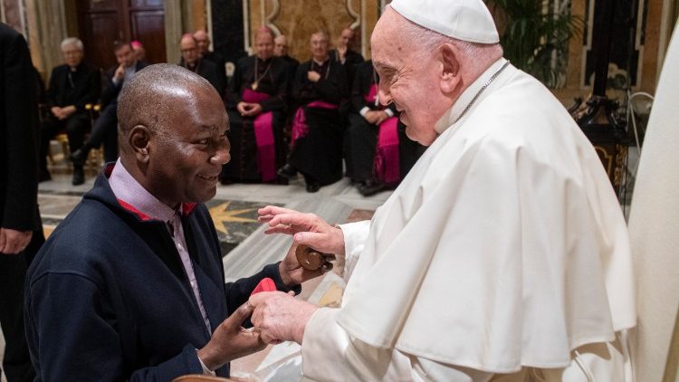 Papa Francisko akimbariki Padre Mjigwa kwa Jubilei ya Miaka 25 ya Upadre
