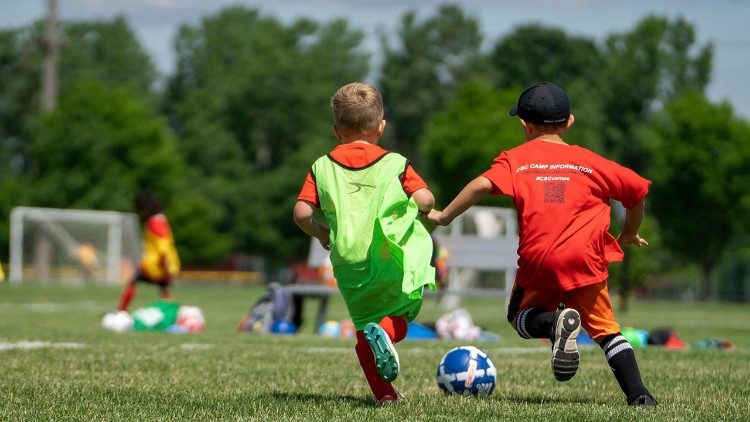 Bambini che giocano con un pallone.