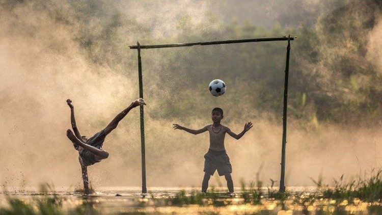 Il pallone è un mezzo per guardarsi in faccia.