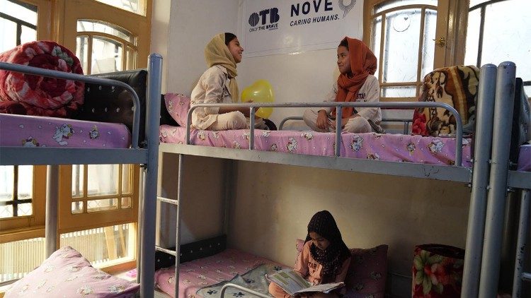 As meninas são excluídas do sistema educacional