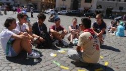 Uno de los momentos de diálogo de Rompe el círculo en la plaza Barberini.  