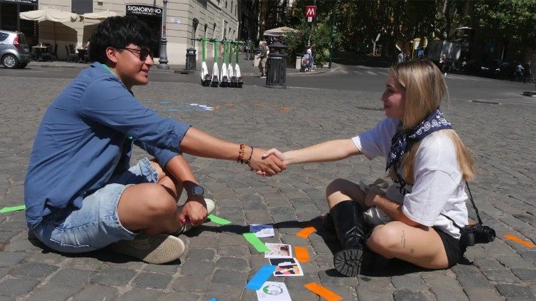 Vista general del taller en la plaza Barberini, con los círculos trazados sobre el pavimento y los jóvenes en diálogo