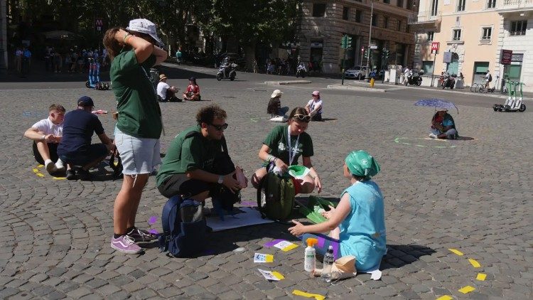 Encuentro con transeúntes durante la actividad Rompe el círculo en la plaza Barberini
