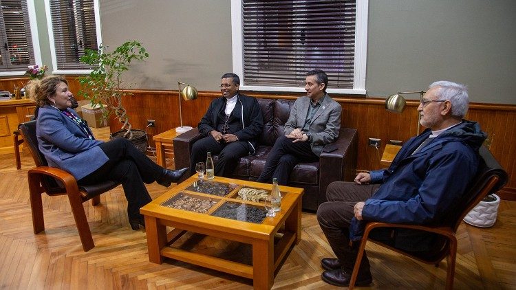O cardeal Koovakad com os dirigentes da Universidade Católica de Temuco e os organizadores do congresso