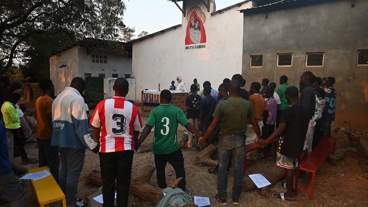 Un momento della messa celebrata domenica scorsa per i 25 anni del centro