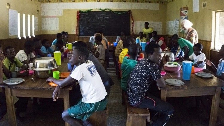Los niños del Centro Mthunzi con el padre Kizito 