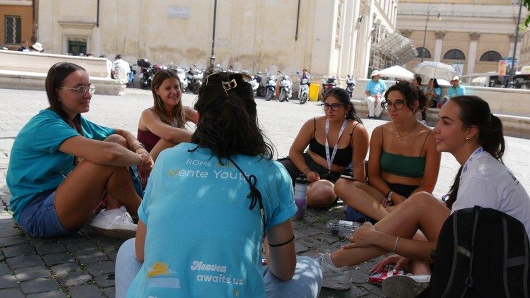 I giovani "in cerchio" a Piazza San Silvestro