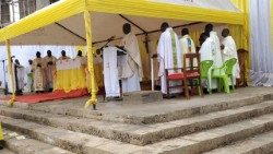 Kwa miongo mitatu, amekuwa daraja la mawasiliano kati ya Vatican na ulimwengu wa Kiswahili, akieneza Habari Njema, akiimarisha imani ya waamini, na kuwa sauti ya matumaini kwa mamilioni ya wasikilizaji.