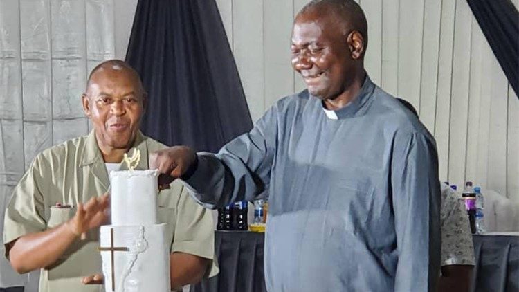 Padre Mjigwa akikata keki!