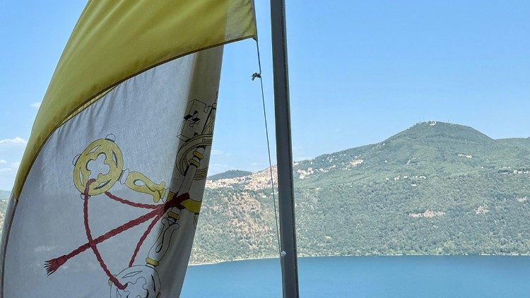 Vatikan-Fahne vor der Villa Barberini mit Blick auf den Albaner See