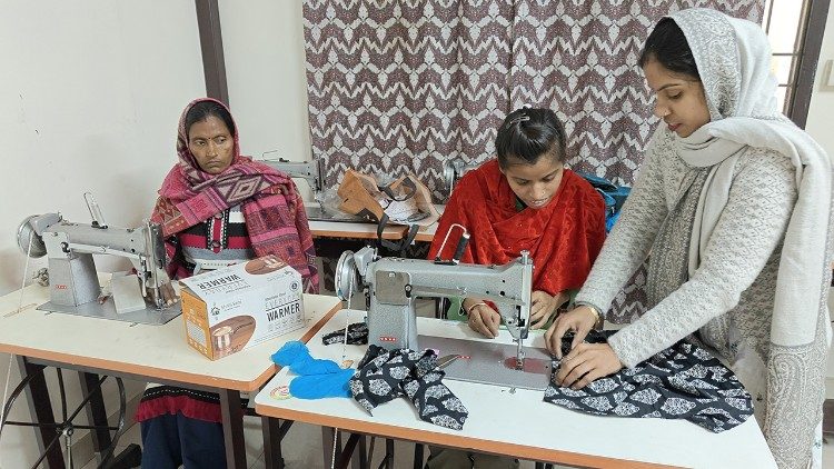 Das Hilfsprogramm stärkt Frauen durch eine Ausbildung in Schneiderhandwerk