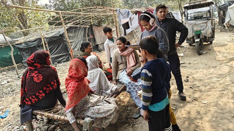 Schwestern besuchen die Slums, um mehr über das Leben der Menschen dort zu erfahren