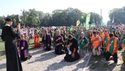 Pielgrzymi przed jasnogórskim sanktuarium. Fot. o. Michał Bortnik