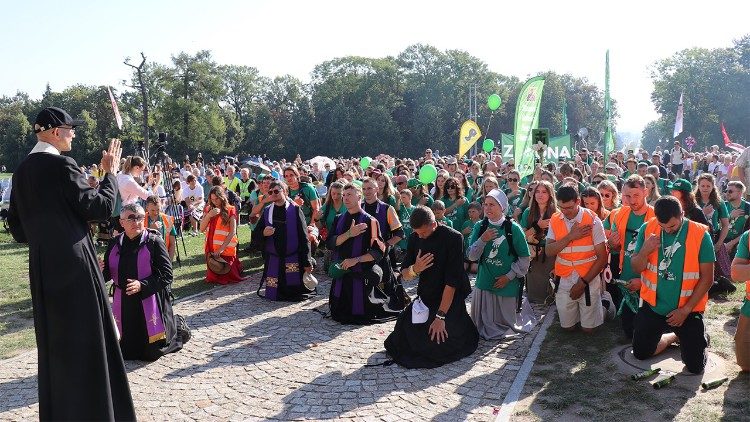 Pielgrzymi przed jasnogórskim sanktuarium. Fot. o. Michał Bortnik