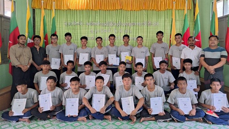 Consegna dei diplomi dopo i corsi di formazione professionale nella struttura di Hnget Aw San