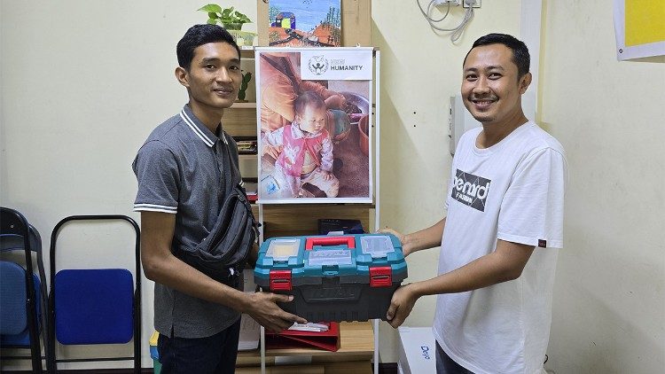 Consegna degli attrezzi del mestiere dopo il corso di formazione promosso dalla Fondazione New Humanity