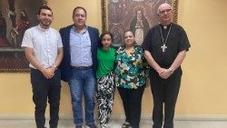 Arcebispo dom Vicente Nácher com membros do Comitê ad hoc da Misericórdia 