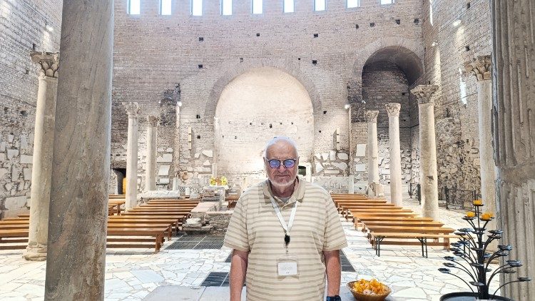 Katakombenführer Manfred Wendel vor der Basilika