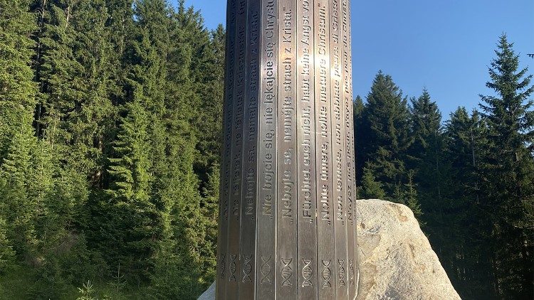 Nakolumnie napisano cytat z Jana Pawła II: "Nie lękajcie się". Fot. Krzysztof Bronk