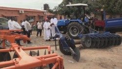 Dom Inácio Saúre, arcebispo de Nampula (Moçambique), e bênção dos meios mecanizados da Caritas