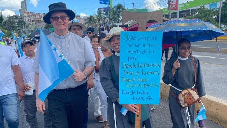 Arzobispo de Tegucigalpa, Mons. Vicente Nácher al frente de la caminata