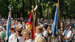 Mujeres participantes en la peregrinación al santuario mariano de Piekary Śląskie, en Polonia